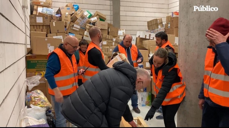 El parking de un centro comercial en Varsovia se ha convertido con la guerra y el éxodo de refugiados en un almacén de provisiones.