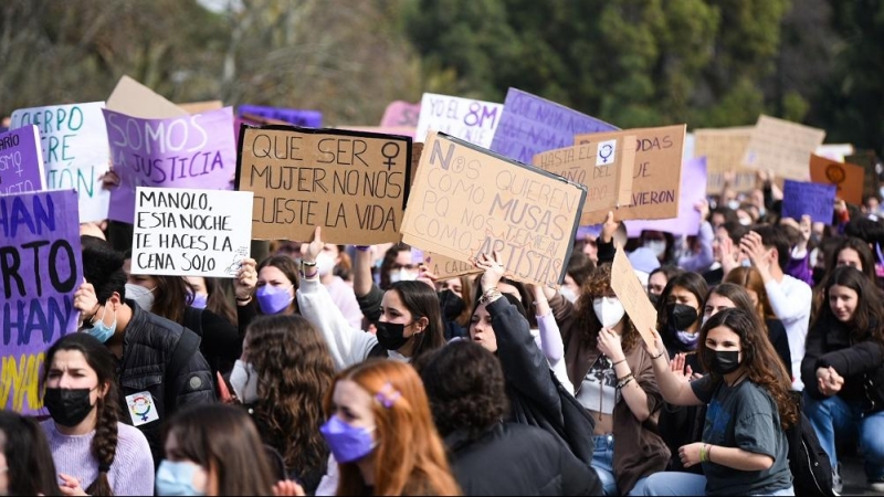 14/03/2022. Varias mujeres con carteles participan en una manifestación estudiantil feminista por el 8M.