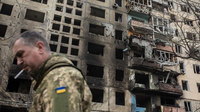 Un militar ucraniano junto al edificio bombardeado este lunes en Obolon, al noreste de la ciudad de Kiev.