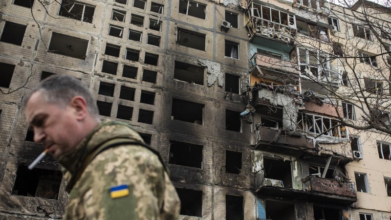 Un militar ucraniano junto al edificio bombardeado este lunes en Obolon, al noreste de la ciudad de Kiev.