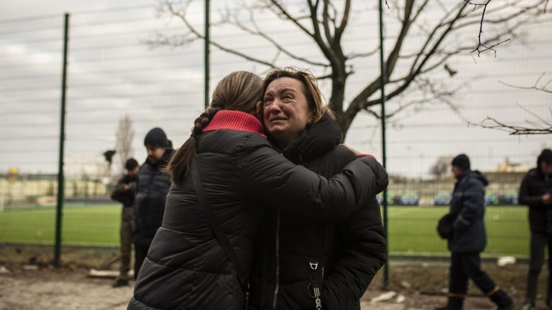 Viktoria, de 40 años, llora mientras observa el estado de su vivienda, en un bloque de pisos bombardeado por la artillería rusa en el distrito de Obolon, en las afueras de Kiev.