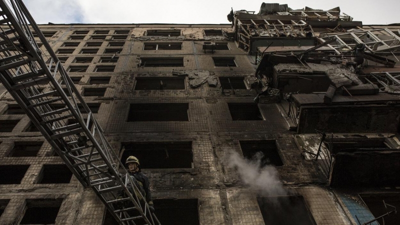 Un bombero de Kiev durante su intervención en un edificio de viviendas bombardeado este lunes a las afueras de la capital ucraniana.
