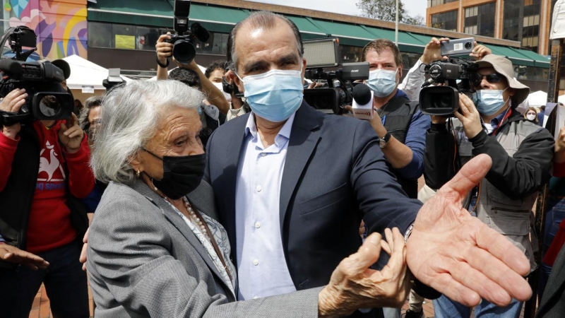 Fotografía del 13 de marzo de Óscar Iván Zuluaga, candidato a la Presidencia de Colombia por el partido Centro Democrático, junto a su madre antes de votar en Bogotá (Colombia).