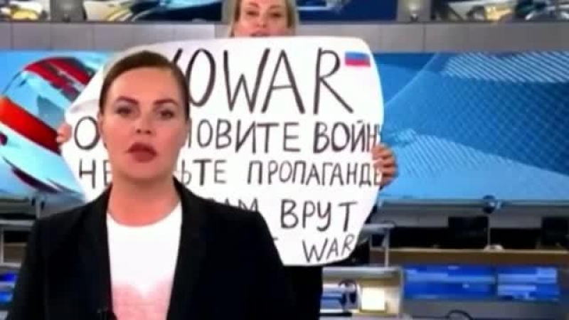 Una periodista rusa irrumpe en un informativo con un cartel de 'No a la guerra'