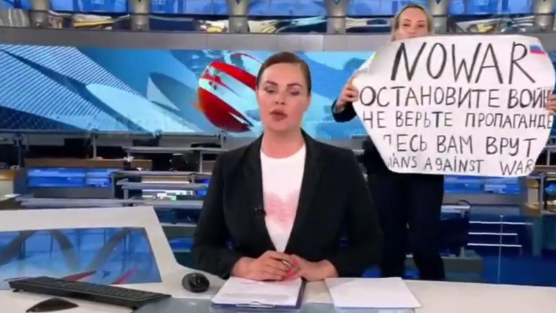 '¡No creáis en la propaganda!': una periodista interrumpe el directo de un informativo de la televisión rusa con un cartel contra la guerra