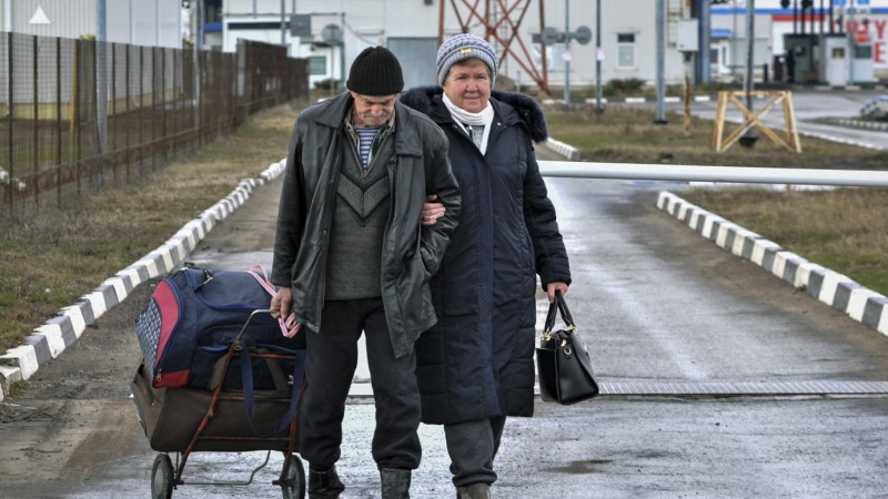 Refugiados de Mariupol cruzan la frontera de Ucrania y Rusia en el cruce fronterizo Veselo-Voznesenka en la región de Rostov, Rusia, el 7 de marzo de 2022.