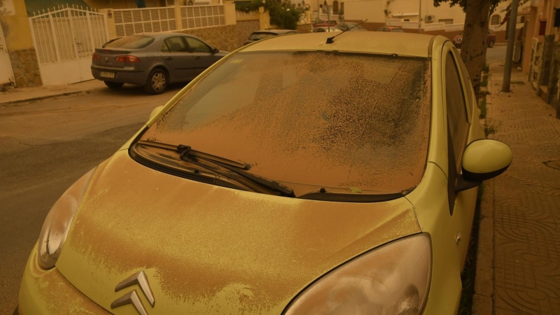 Un vehículo cubierto de polvo en Aguadulce, Roquetas de Mar (Almería).