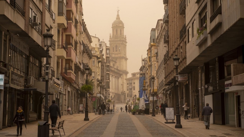 Vista de la calle Bernabé Soriano, con la catedral de Jaén al fondo que ha amanecido este martes cubierta con el polvo en suspensión que proviene del Sáhara y que ha teñido la ciudad de un color naranja.