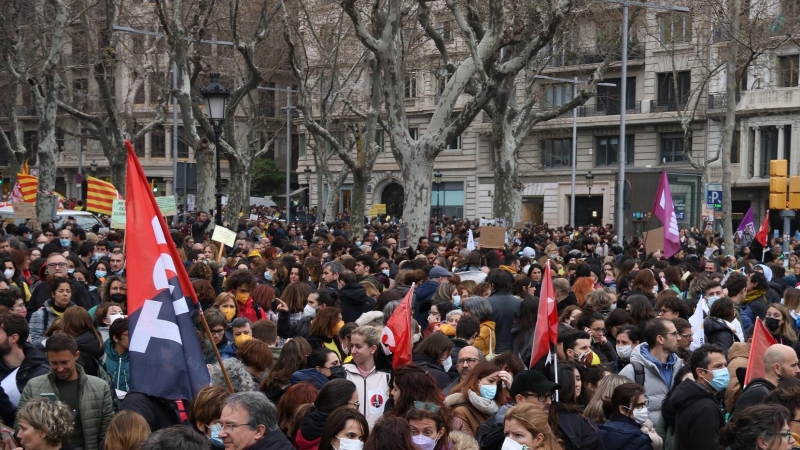 Docents concentrats a la convocatòria dels sindicats educatius al centre de Barcelona.