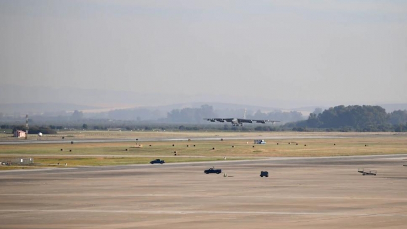 Aterrizaje de un bombardero B-52H en la base aérea de Morón.