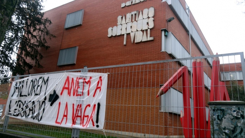 15/03/2022-El exterior del instituto Sobrequés de Girona este martes, con una pancarta reinvidicativa reclamando sumarse a la huelga