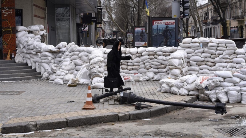 Una mujer pasa junto a una trinchera en la ciudad ucraniana de Odesa.
