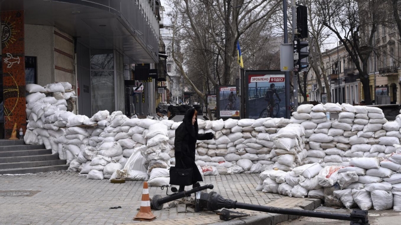 Una mujer pasa junto a una trinchera en la ciudad ucraniana de Odesa.