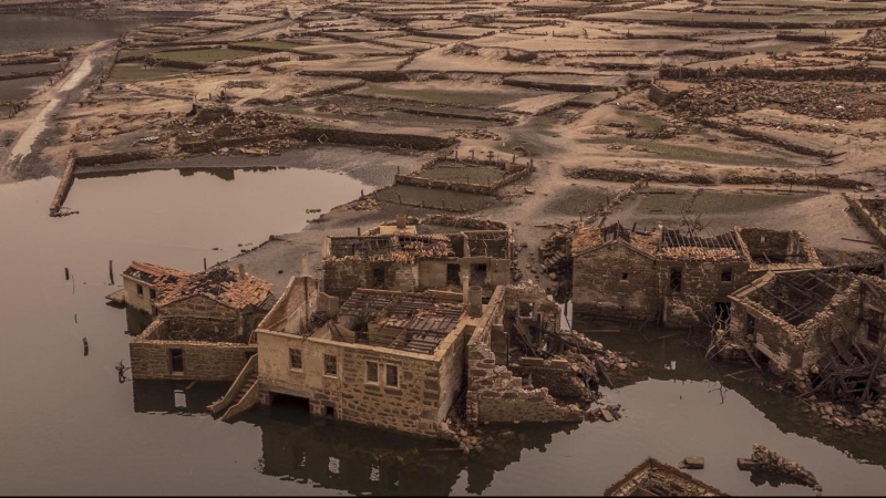 15/03/2022- Imagen tomada este martes del antiguo pueblo de Aceredo, en Lobios, que quedó sepultado en la década de los noventa por las aguas del embalse de Lindoso y que en los últimos meses ha vuelto a emerger debido a la sequía.