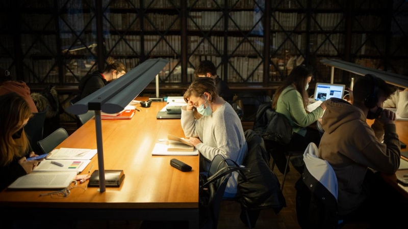 Varias personas en la sala de estudios de la Facultad de Filología y Comunicación Universidad de Barcelona, a 10 de enero de 2022, en Barcelona, Catalunya.