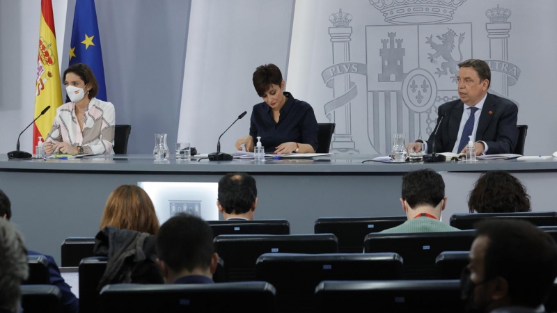 La ministra de Industria, Comercio y Turismo, Reyes Maroto, la ministra de Política Territorial y portavoz del Gobierno, Isabel Rodríguez, y el ministro de Agricultura, Pesca y Alimentación, Luis Planas, durante la rueda de prensa posterior al Consejo de