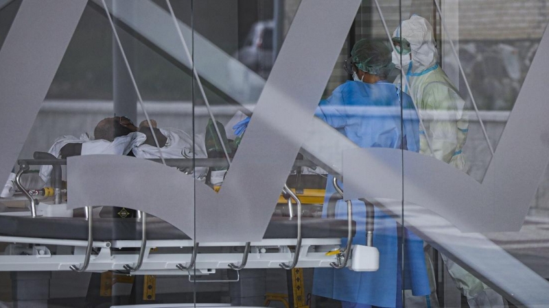 Sanitarios con traje EPI durante el ingreso de un paciente covid-19 al nuevo Hospital de Emergencia Covid-19. En Sevilla (Andalucía, España), a 01 de febrero de 2021.