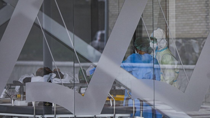 Sanitarios con traje EPI durante el ingreso de un paciente covid-19 al nuevo Hospital de Emergencia Covid-19. En Sevilla (Andalucía, España), a 01 de febrero de 2021.