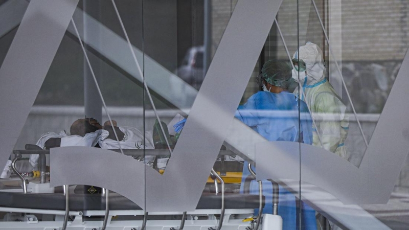 Sanitarios con traje EPI durante el ingreso de un paciente covid-19 al nuevo Hospital de Emergencia Covid-19. En Sevilla (Andalucía, España), a 01 de febrero de 2021.