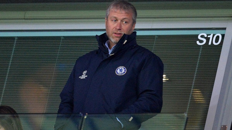 El propietario ruso del Chelsea, Roman Abramovich, durante el partido de vuelta de los octavos de final de la Liga de Campeones entre el Chelsea y el Paris Saint-Germain, en Stamford Bridge, a 11 de marzo de 2015.