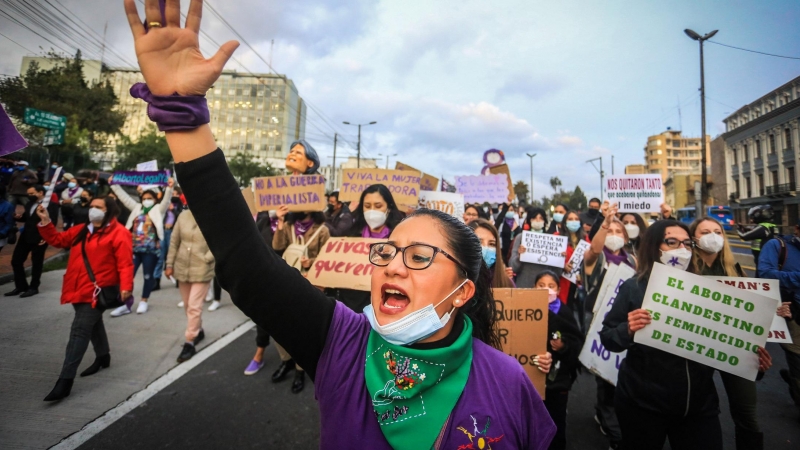 16/3/22-Mujeres ecuatorianas se manifiestan en Quito (Ecuador), a 8 de marzo de 2022.