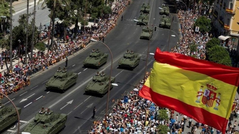 Desfile militar en el Día de las Fuerzas Armadas.