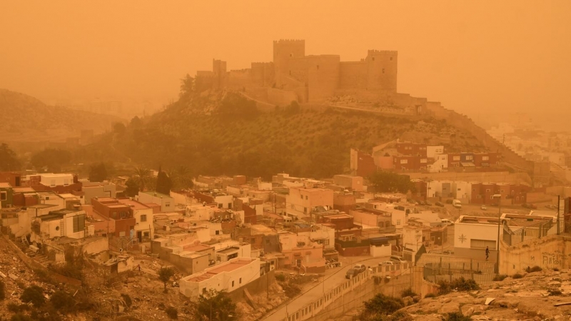 Imagen de la Alcazaba de Almería con el cielo cubierto con la intensa calima este martes.