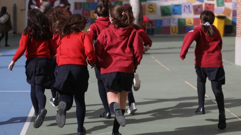 (10/02/2022) Un grupo de niñas y niños corren en el patio del colegio.