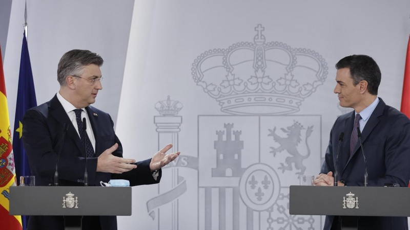 El presidente del Gobierno, Pedro Sánchez (d) y el primer ministro de la República de Croacia, Andrej Plenković (i) durante la rueda de prensa tras su encuentro en el Palacio de la Moncloa este miércoles.