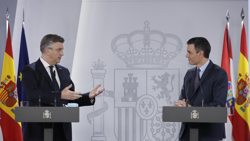 El presidente del Gobierno, Pedro Sánchez (d) y el primer ministro de la República de Croacia, Andrej Plenković (i) durante la rueda de prensa tras su encuentro en el Palacio de la Moncloa este miércoles.