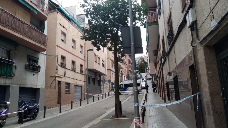 03/2022 - El carrer del barri de la Pau de Badalona amb l'edifici esquerdat.