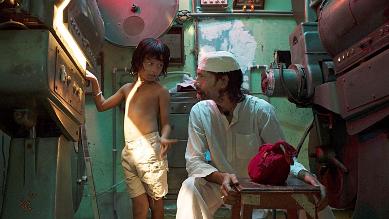 16/03/2022. El niño protagonista Bhavin Rabari, en una secuencia con el proyeccionista del cine.
