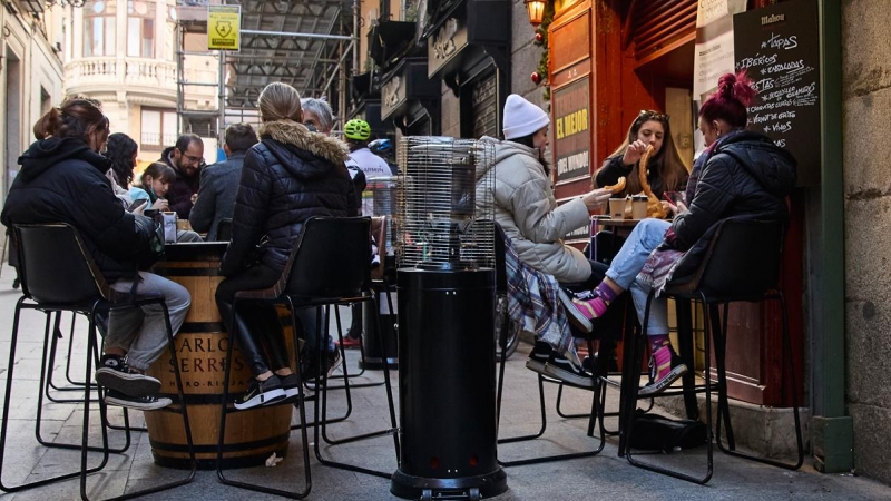 Una terraza llenas de comensales en el centro de Madrid, a 1 de enero de 2022.