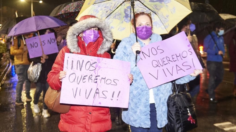 Un par de mujeres con pancartas contra la violencia machista en la manifestación del 25-N, en Santander. E.P./Juan Manuel Serrano Arce