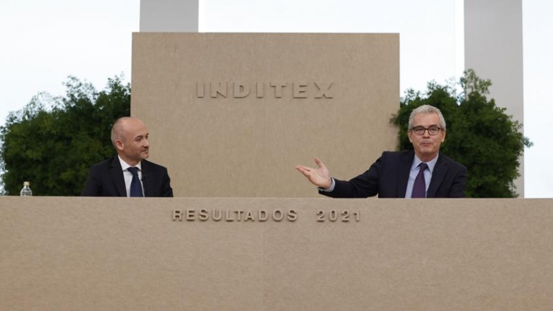 El todavía presidente de Inditex, Pablo Isla (d), y el nuevo consejero delegado, Óscar García Maceiras (i), durante la presentación de los resultados del ejercicio fiscal de la multinacional en 2021 (1 de febrero a 31 de enero de 2022). EFE/ Cabalar