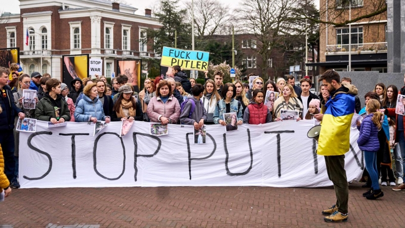 Los ucranianos se manifiestan durante el veredicto en un caso sobre la guerra en Ucrania, en La Haya, Holanda, el 16 de marzo de 2022.