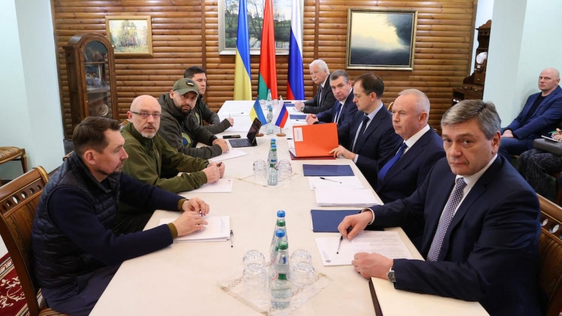 Mesa de negociaciones entre las delegaciones de Ucrania y Rusia en la región bielorrusa de Brest, a 7 de marzo de 2022.