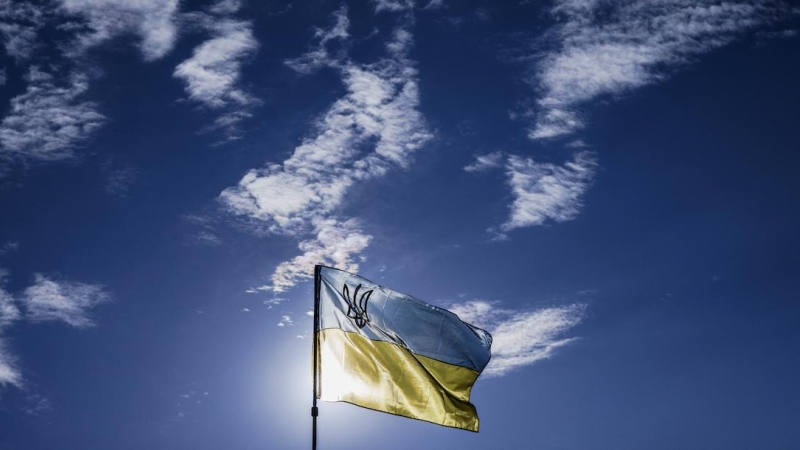 Una bandera ucraniana ondea durante una manifestación en apoyo a Ucrania en Washington DC el 13 de marzo de 2022.