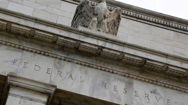 Detalle de la fachada del edificio de la Reserva Federal de EEUU, en Washington. REUTERS/Jonathan Ernst