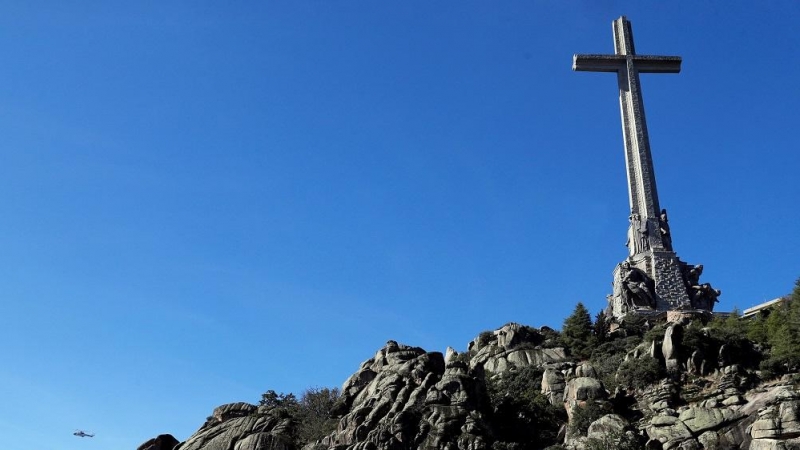 16/03/2022. Vista del helicóptero que traslada los restos de Francisco Franco tras su exhumación del Valle de los Caídos el 24/10/2019.