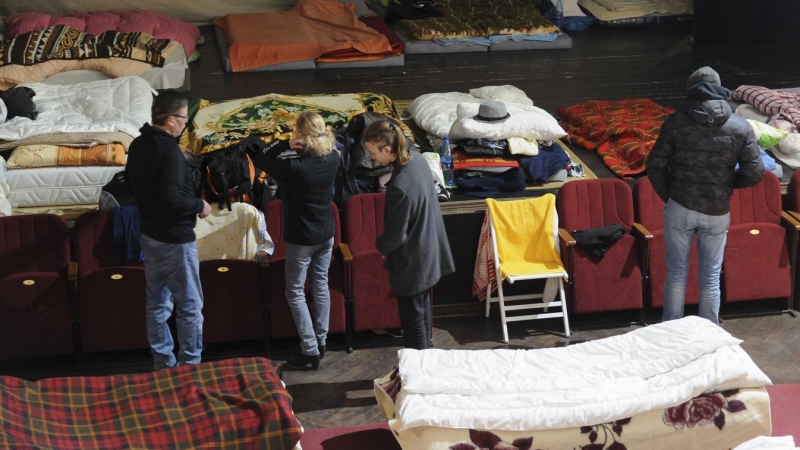 Refugiados de diferentes lugares de Ucrania en lugares para dormir preparados para ellos en uno de los teatros de la ciudad de Lviv, en el oeste de Ucrania, el 16 de marzo de 2022.