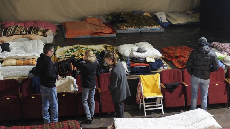 Refugiados de diferentes lugares de Ucrania en lugares para dormir preparados para ellos en uno de los teatros de la ciudad de Lviv, en el oeste de Ucrania, el 16 de marzo de 2022.