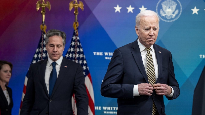 El presidente estadounidense, Joe Biden, llega con el secretario de Estado, Antony Blinken (izquierda), para firmar una delegación de autoridad por 800 millones de dólares estadounidenses en asistencia militar a Ucrania durante una ceremonia en el South C
