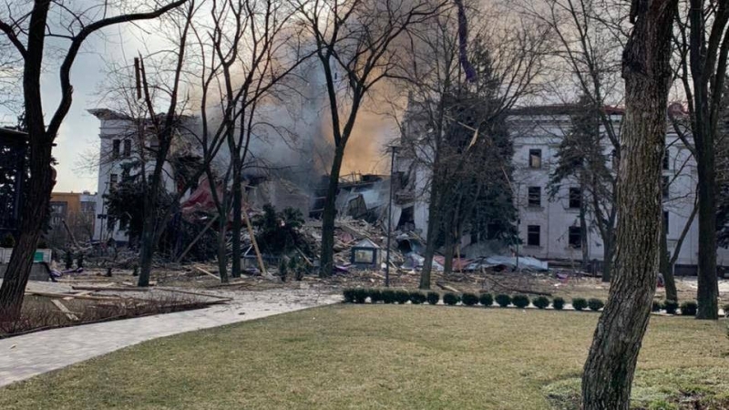 El teatro dramático de Mariúpol tras el bombardeo.