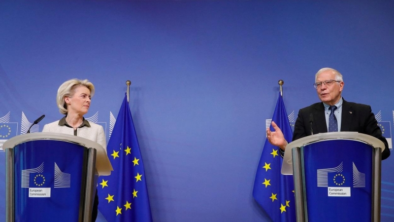 La presidenta de la Comisión Europea, Ursula von der Leyen (i.), con el alto representante de la Unión Europea para Asuntos Exteriores, Josep Borrell, en una comparecencia en Bruselas. REUTERS/Stephanie Lecocq/Pool