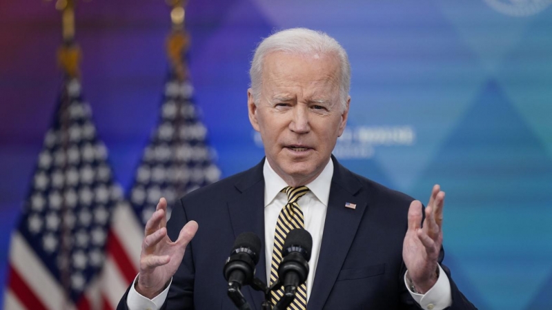 El presidente estadounidense, Joe Biden, llega con el secretario de Estado, Antony Blinken , para firmar una delegación de autoridad por 800 millones de dólares estadounidenses en asistencia militar a Ucrania, en Washington, 16 de marzo de 2022. — EFE