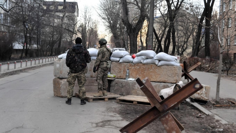 Punto de bloqueo ucraniano en una calle de Kiev.