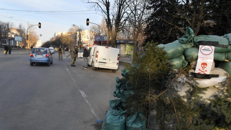 Punto de bloqueo ucraniano en una calle de Kiev.