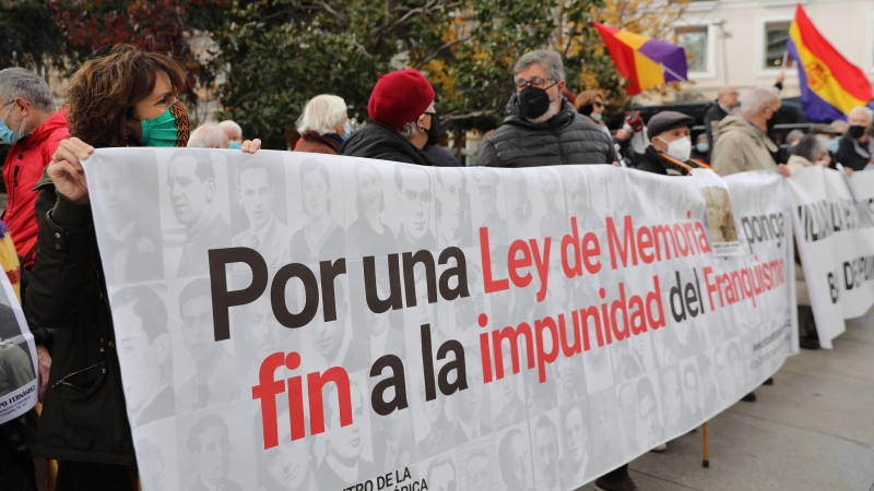 17/3/22-Varias personas sostienen una pancarta que reclama 'una Ley de Memoria que ponga fin a la impunidad' del franquismo, frente al Congreso de los Diputados, a 10 de diciembre de 2021, en Madrid (España).