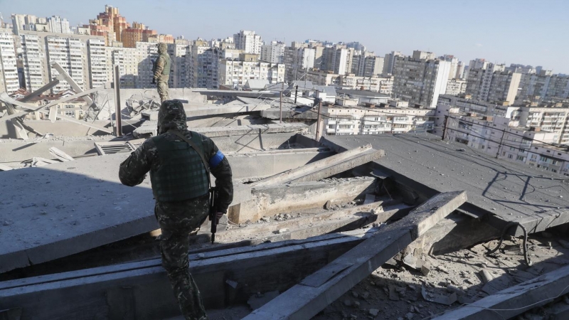 Militares ucranianos en un bloque de pisos dañado tras un bombardeo en Kiev.